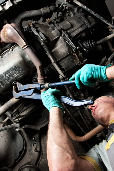 Mekanik bir araba garajda onarır. — Stok fotoğraf
