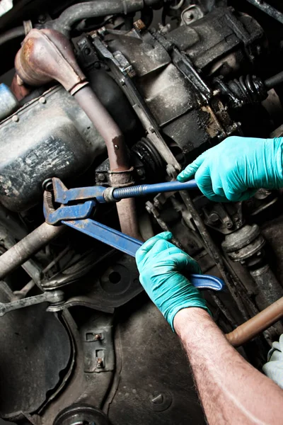 Mekaniska reparationer en bil i garaget. — Stockfoto