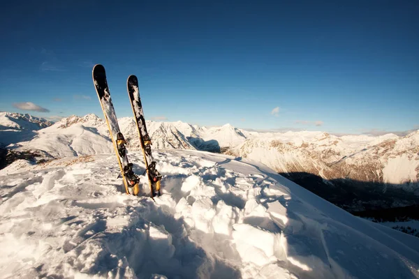 Skis dans la neige dans les montagnes — Photo