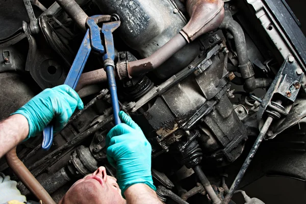 Mechanische reparaties een auto in de garage. — Stockfoto