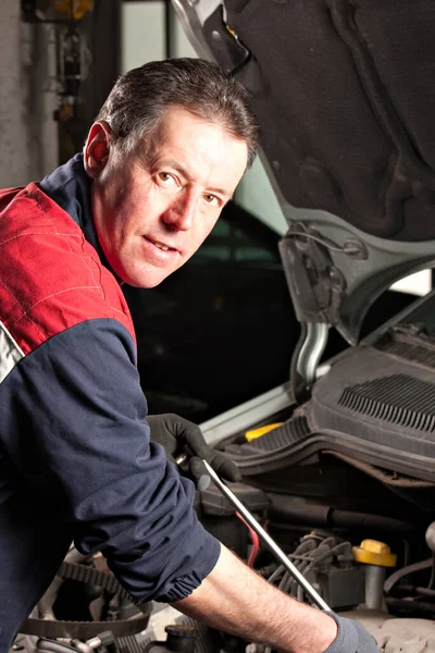 Reparaciones mecánicas de un coche en el garaje . — Foto de Stock