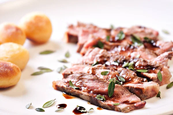 Steak tranché aux pommes de terre — Photo