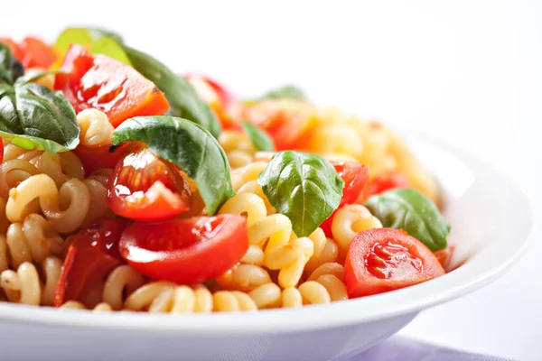 Makaron ze świeżymi pomidorami i bazylią — Zdjęcie stockowe