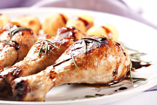 Poulet rôti avec pommes de terre dans une assiette — Photo