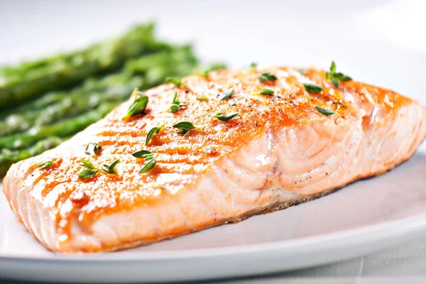 Filetto di Salmone con Asparagi — Foto Stock