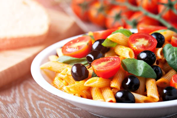 Pasta con salsa di pomodoro e olive — Foto Stock