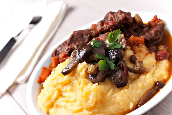 Polenta en stew — Stockfoto