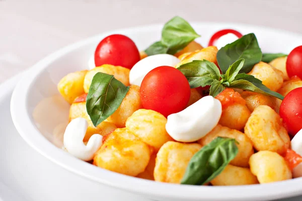 Gnocchi paradicsomos mozzarellával és bazsalikommal — Stock Fotó