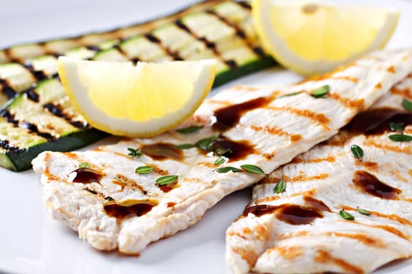 Grilled chicken with roasted vegetables — Stock Photo, Image