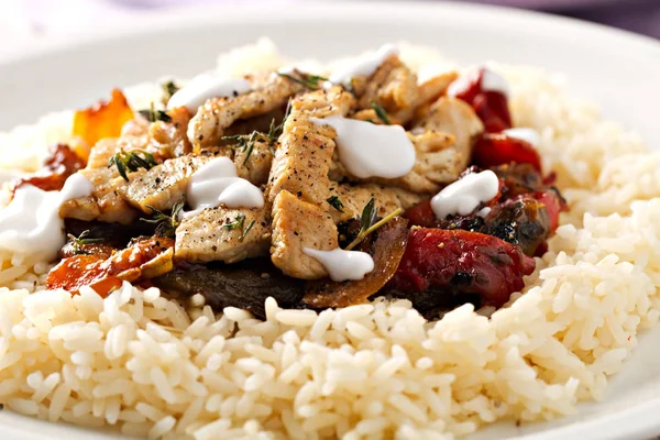 Grilled chicken with rice and vegetables — Stock Photo, Image