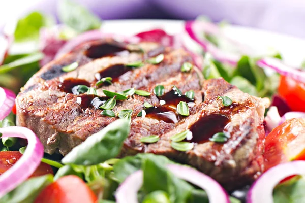 Filete de ternera con ensalada —  Fotos de Stock