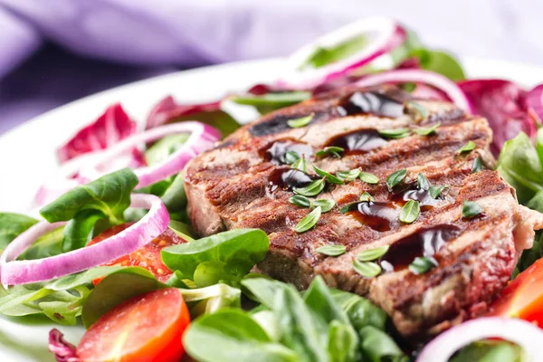 Filet de boeuf avec salade — Photo