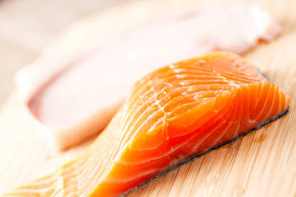 Filetto di salmone e una fetta di pesce spada — Foto Stock