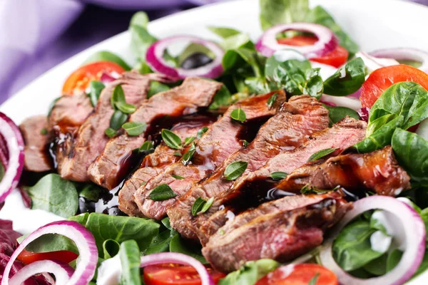 Filete de carne de vaca com salada — Fotografia de Stock