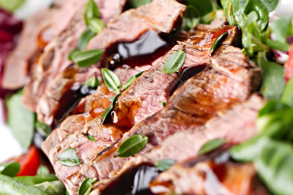 Filete de ternera con ensalada —  Fotos de Stock