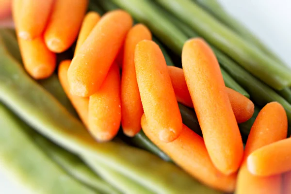Морковь и зеленая фасоль — стоковое фото