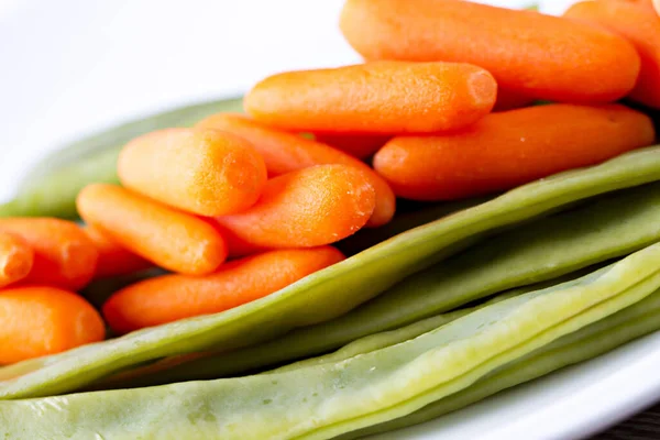 Carrots and green beans — Stock Photo, Image