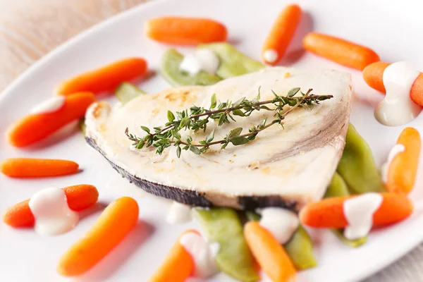 Рыба-меч, приготовленная на гриле с овощами и соусом йогурта. — стоковое фото