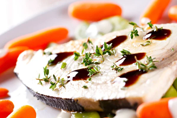 Espadarte grelhado com legumes misturados e molho de iogurte — Fotografia de Stock