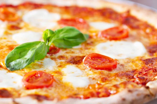 Pizza margherita. — Fotografia de Stock