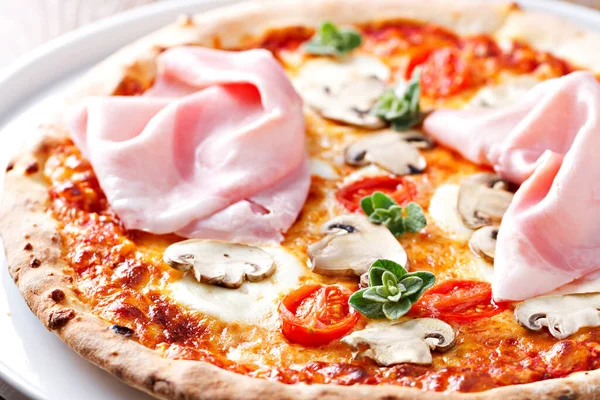 Pizza com presunto e muhroom — Fotografia de Stock