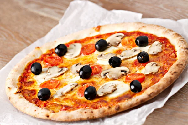 Піца з оливками та грибами — стокове фото