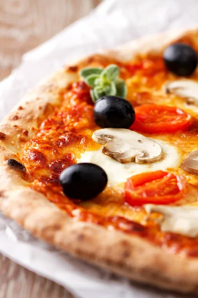 Pizza com azeitonas e cogumelos — Fotografia de Stock