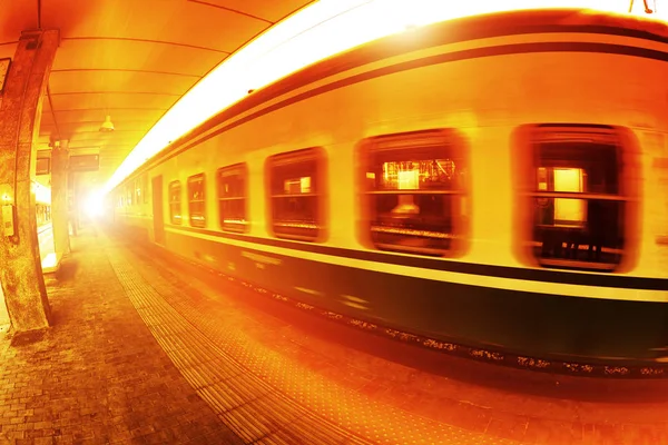 Treno in movimento alla stazione — Foto Stock