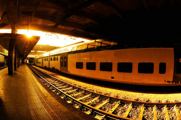 Comboio em movimento na estação — Fotografia de Stock