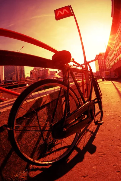 Bicicleta antigua en Milán . — Foto de Stock