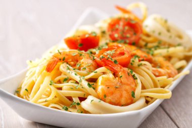 Karides ve mürekkep balıklı fettucine.