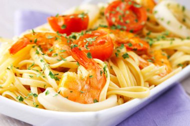 Karides ve mürekkep balıklı fettucine.