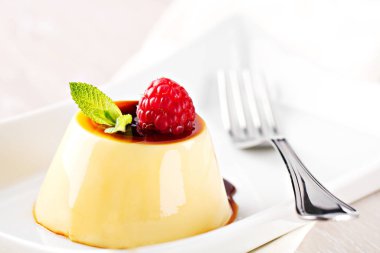 Ahududu ile Creme brulee