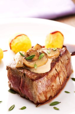 mantar sos ve patates ile Dana fileto