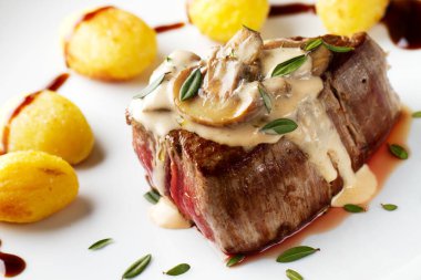 mantar sos ve patates ile Dana fileto