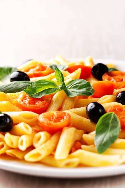 Pasta met verse tomaten en basilicum — Stockfoto