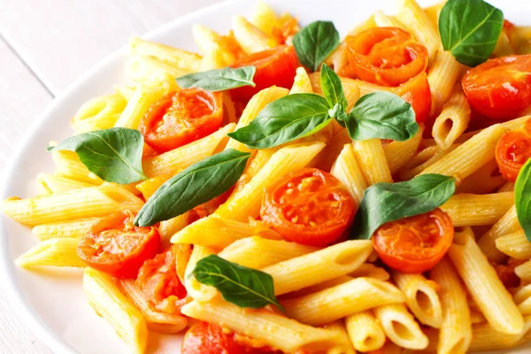 Pasta con tomates frescos y albahaca —  Fotos de Stock