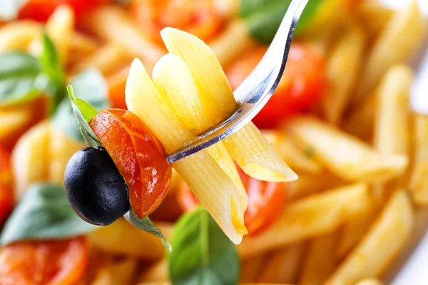 Pasta met verse tomaten en basilicum — Stockfoto