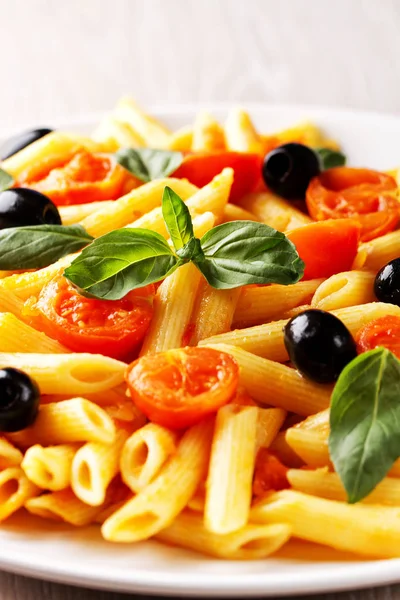加新鲜西红柿和罗勒的意大利面 — 图库照片