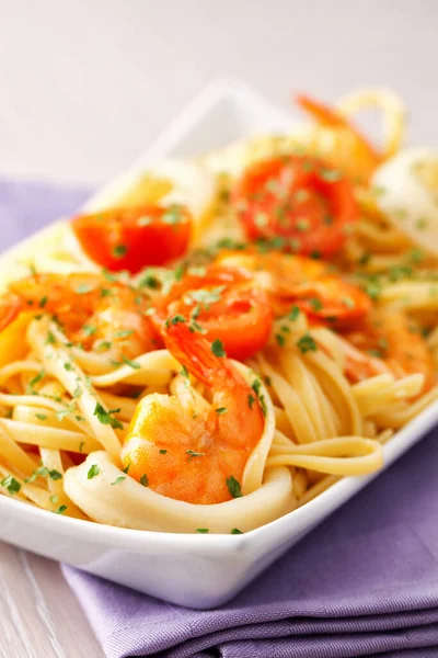 Fettuccine com camarão e lula — Fotografia de Stock