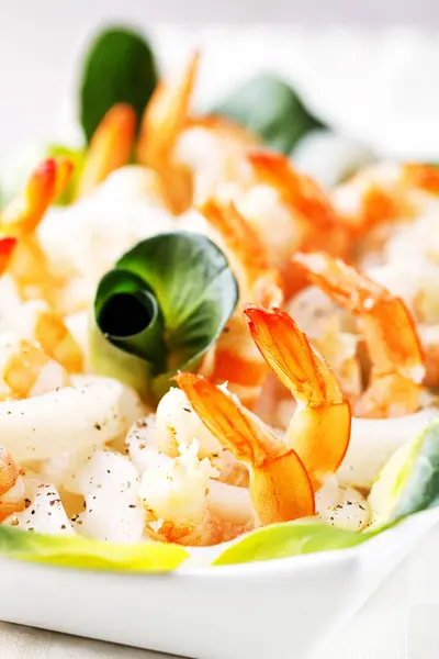 Shrimp and squid salad — Stock Photo, Image