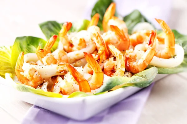 Shrimp and squid salad — Stock Photo, Image