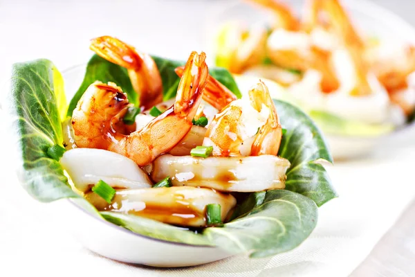 Garnelen und Tintenfisch-Salat — Stockfoto