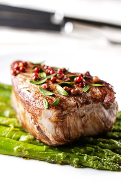 Filete de res con pimienta rosa y espárragos . — Foto de Stock