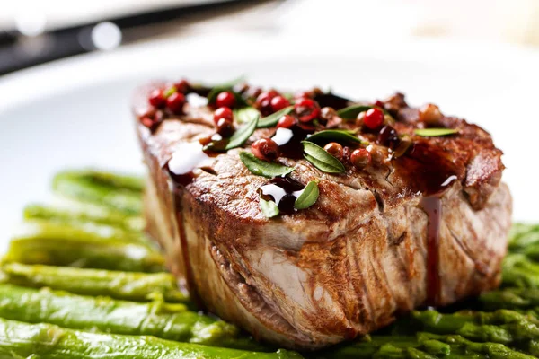 Rundvlees filet met roze peper en asperges. — Stockfoto