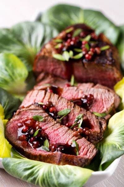 Rinderfilet in Scheiben geschnitten — Stockfoto