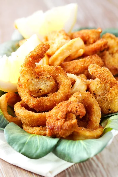 Calamares fritos e camarão — Fotografia de Stock