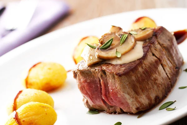 Fillet of beef with mushroom sauce and potatoes — Stock Photo, Image