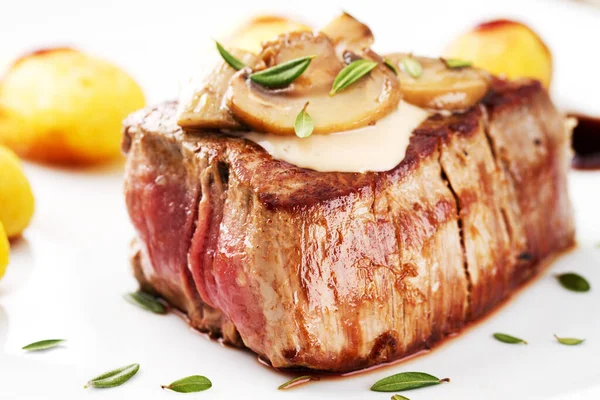 버섯 소스와 감자와 함께 쇠고기의 등심 — 스톡 사진