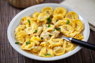 bouillon içinde tortellini